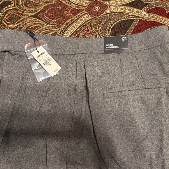 Beautiful New Express Cropped Jacket Pant Suit in Gray - Picture 3 of 4